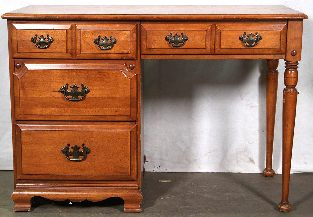 VINTAGE SALEM SQUARE EARLY AMERICAN MAPLE KNEEHOLE DESK: VINTAGE SALEM SQUARE EARLY AMERICAN MAPLE KNEEHOLE DESK. 30"H X 44W X 20"D.