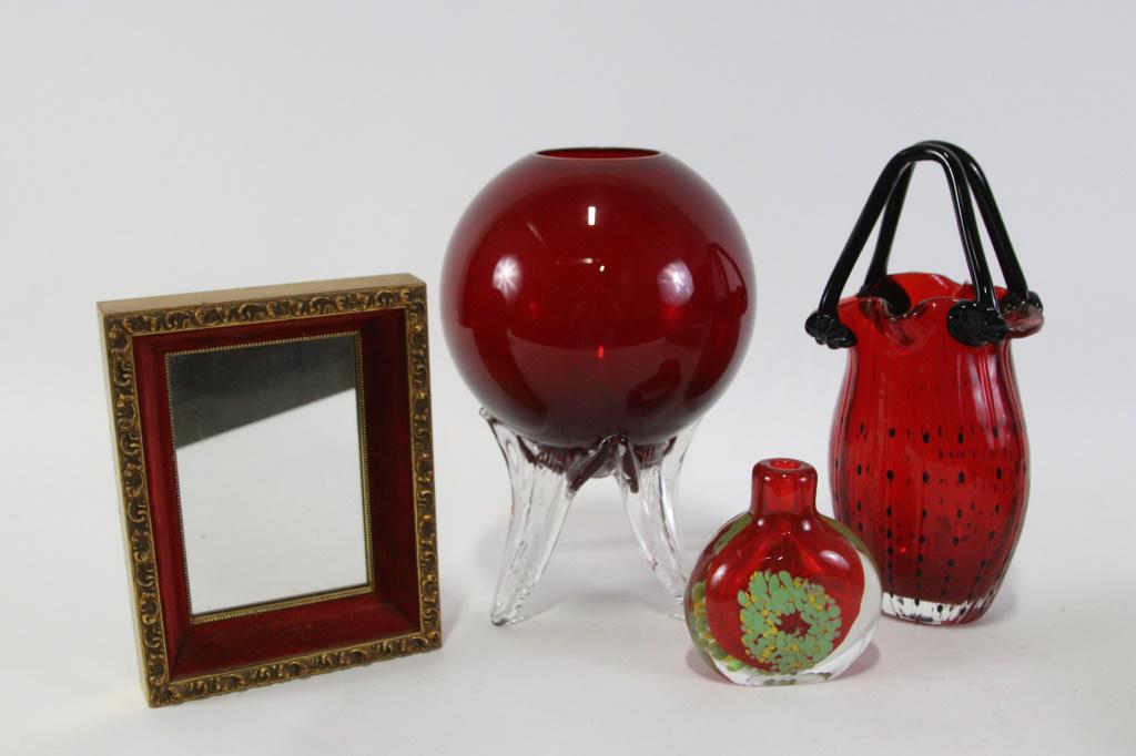 MIXED LOT OF FOUR DECORATIVE PIECES. (1 of 4)