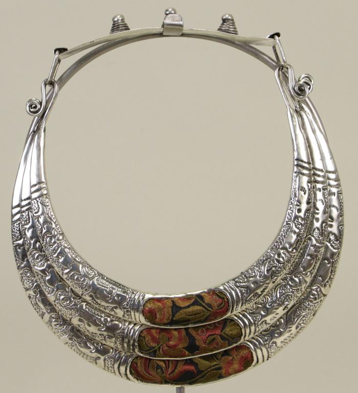DECORATIVE NECKLACE ON STAND (1 of 2)
