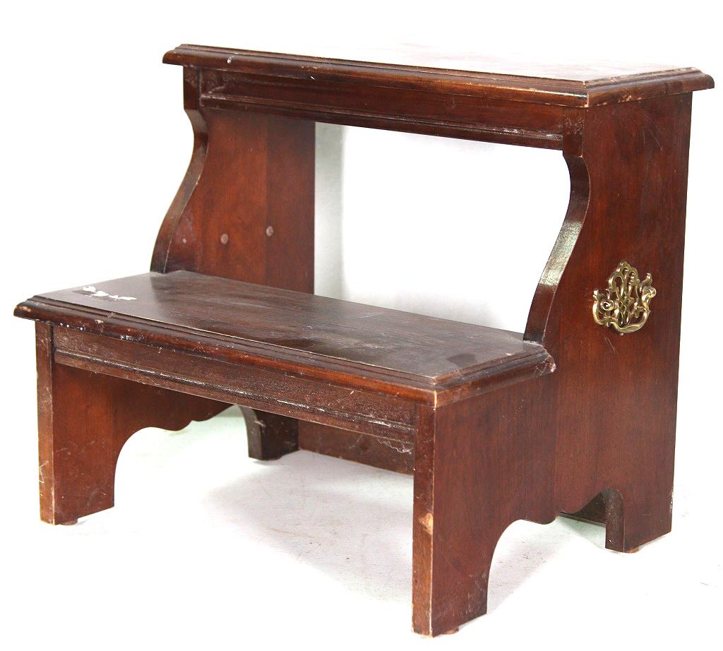 WOODEN 1 STEP STOOL (1 of 3)