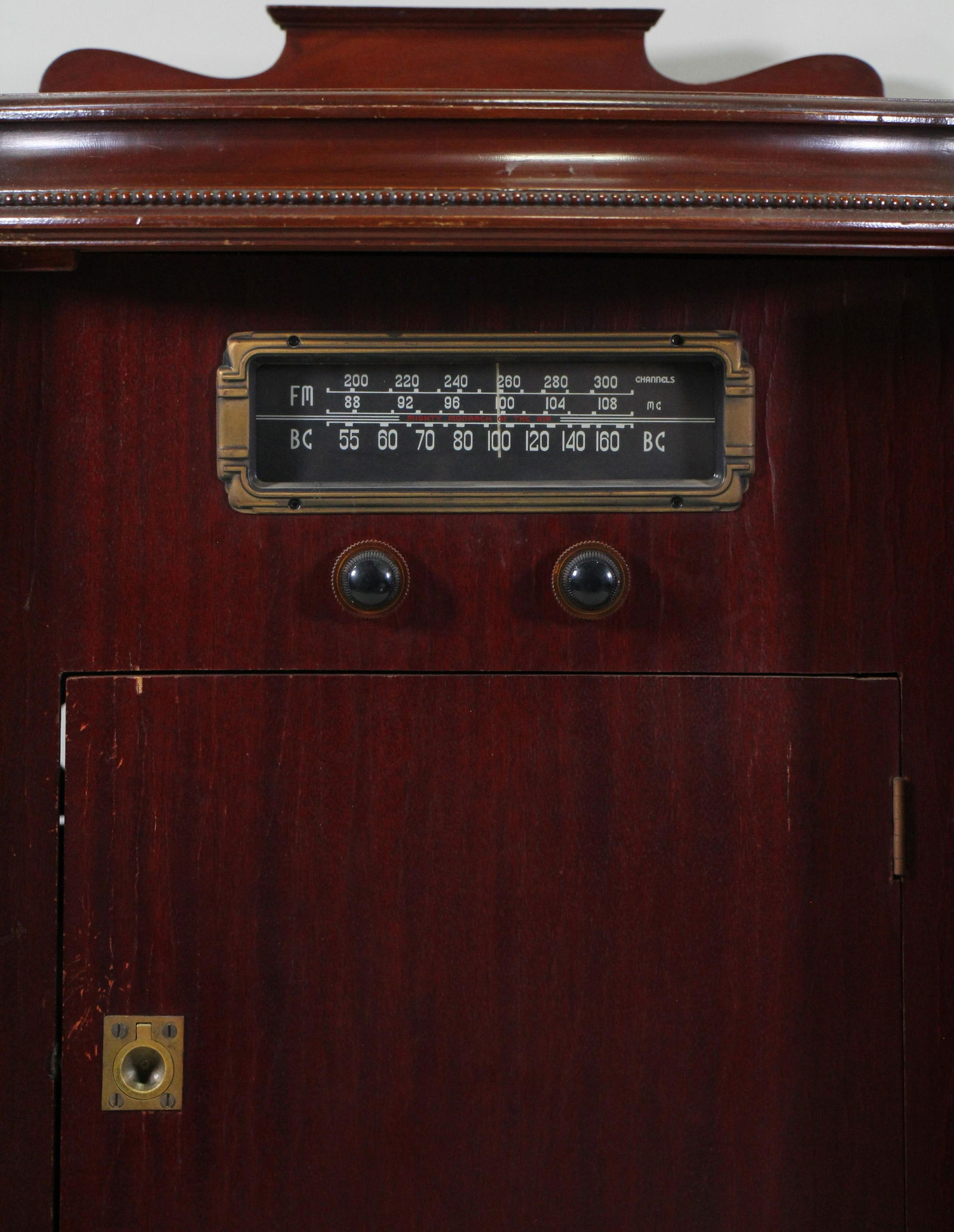 QUEEN ANNE STYLE MAHOGANY FLOOR MODEL RADIO: QUEEN ANNE STYLE MAHOGANY FLOOR MODEL RADIO & RECORD PLAYER Height: 42 in. by Width: 20 in. by Depth: 18