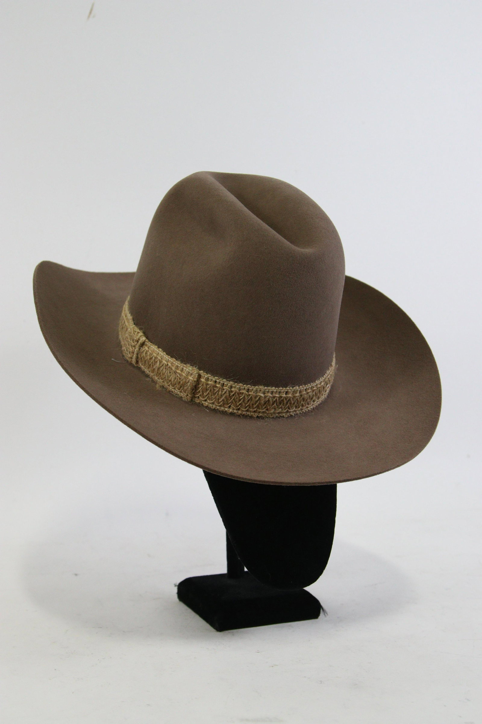CHARITY ITEM - JOHN WALTON"S PERSONAL HAT Size 7 1/2: JOHN WALTON'S PERSONAL COWBOY HAT - PURCHASED FROM AMERICAN HAT CO. IN HOUSTON, TX - GRAY MAXI FELT WITH WOVEN BAND. IN EXCELLENT CONDITION WITH ORIGINAL BOX - **FROM THE JOHN WALTON ESTATE** Height: 