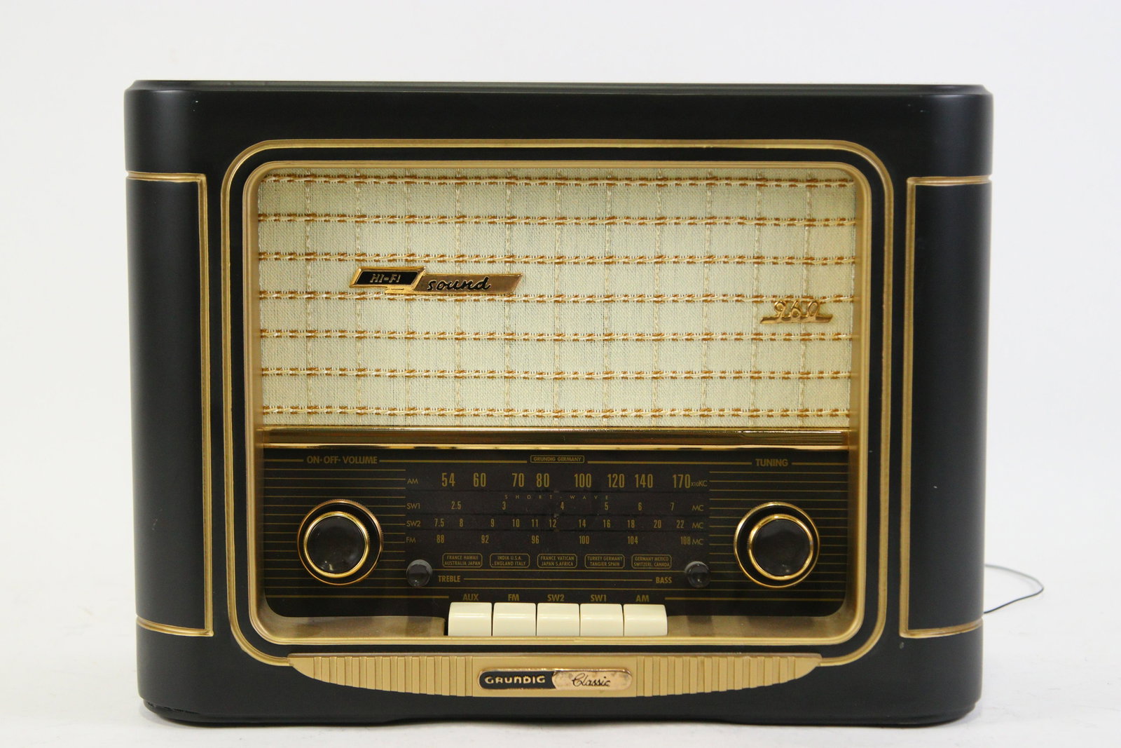 GRUNDIG CLASSIC 960 RADIO: GRUNDIG CLASSIC 960 RADIO Height: 12 in. by Width: 16 in. by Depth: 7