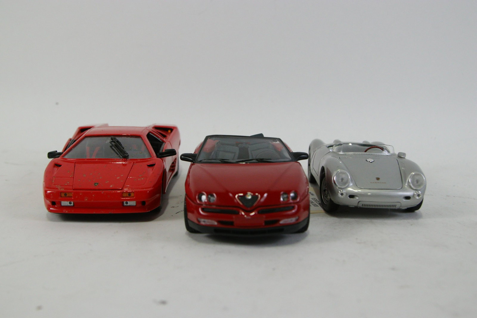 SET OF 3 MODEL CARS - ALFA, LAMBO, PORSCHE: SET OF 3 1/18TH SCALE MODEL CARS - RED ALFA ROMEO CONVERTIBLE, RED LAMBORGHINI, SILVER PORSCHE 550A SPYDER