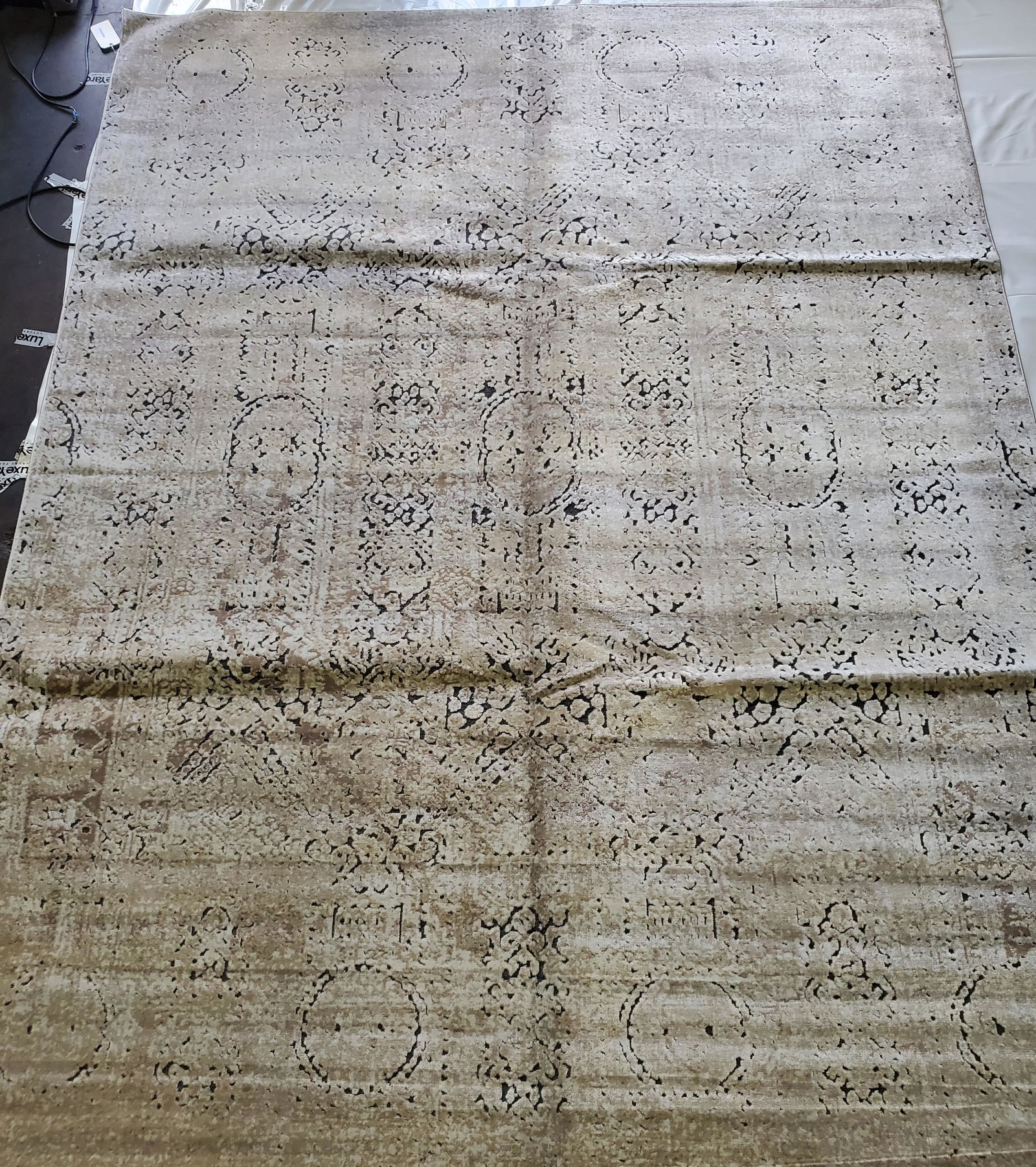 MANUFACTURED WOVEN MODERN ABSTRACT STYLE RUG (1 of 5)