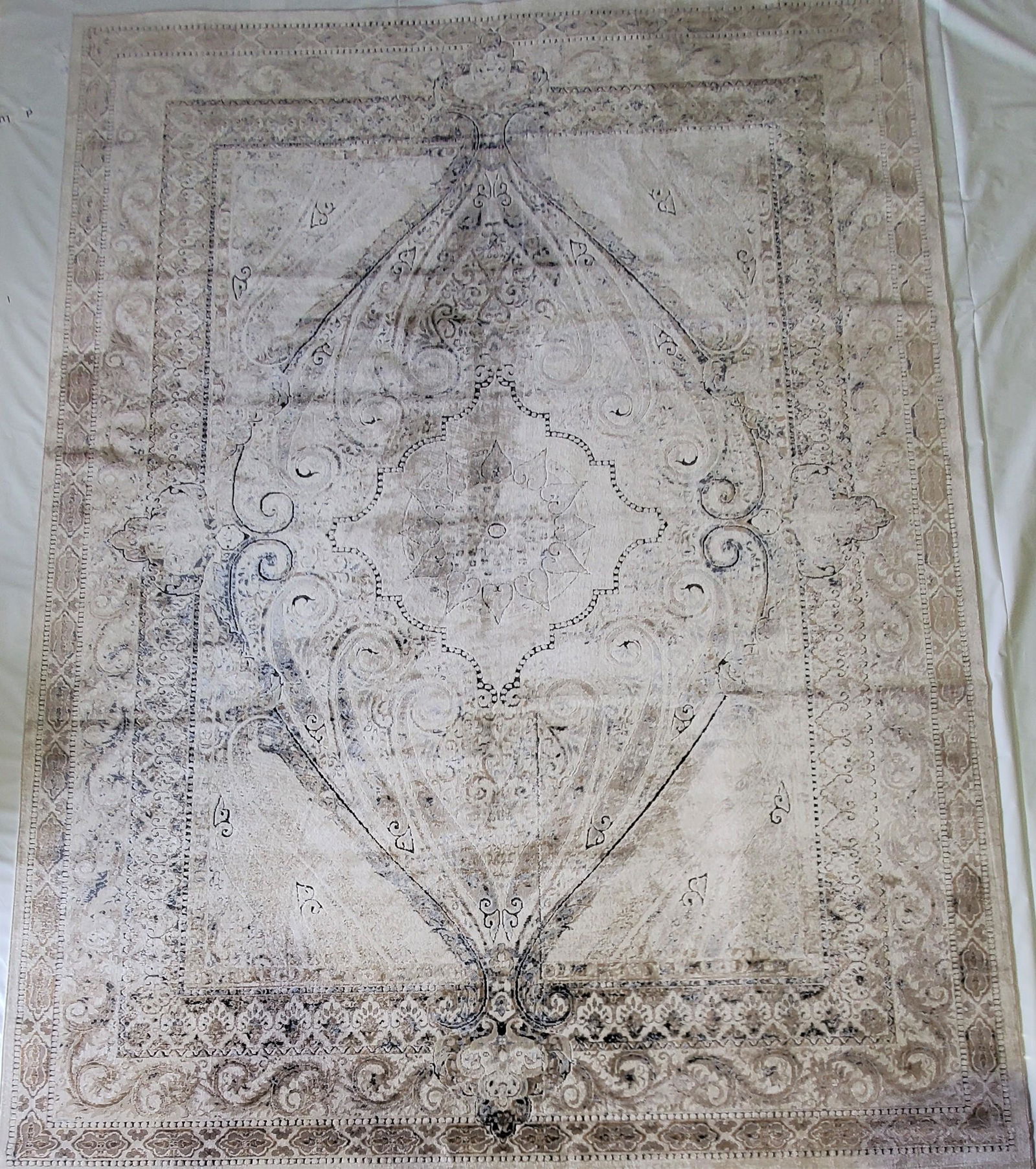 MANUFACTURED WOVEN MODERN ABSTRACT STYLE RUG (1 of 4)