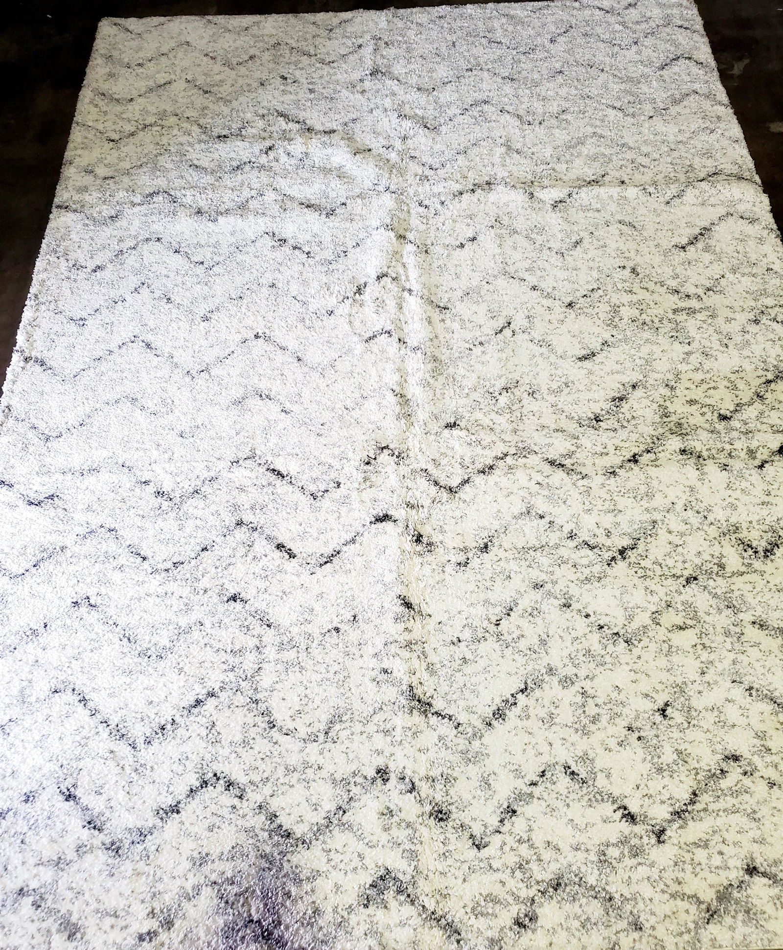MANUFACTURED WOVEN MODERN ABSTRACT STYLE RUG (1 of 4)