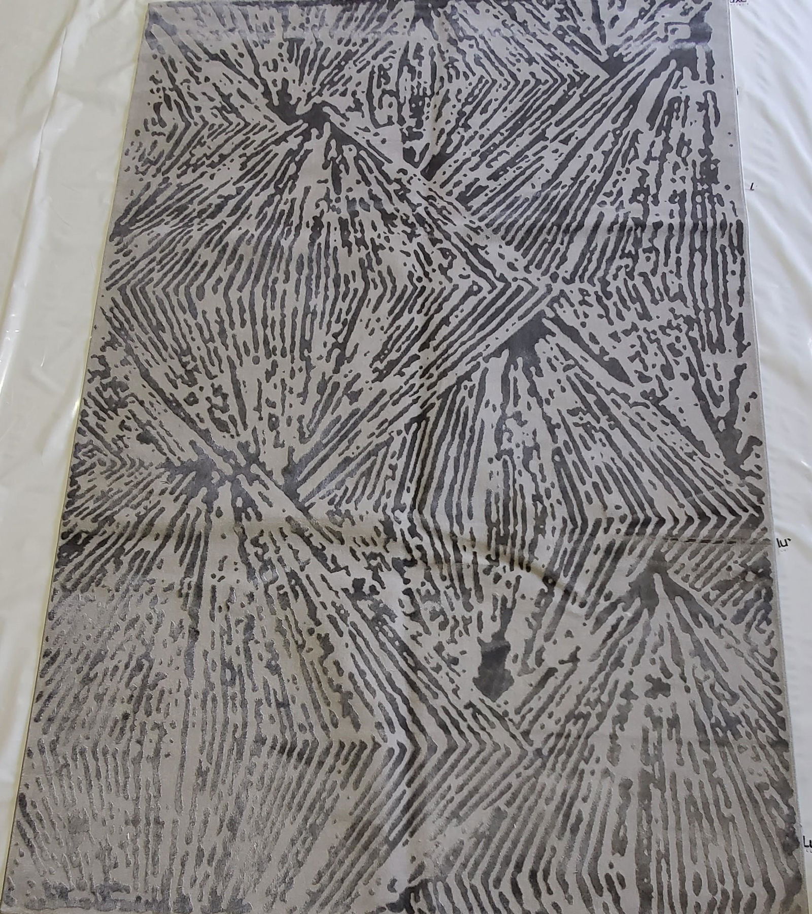 MANUFACTURED WOVEN MODERN ABSTRACT STYLE RUG (1 of 5)