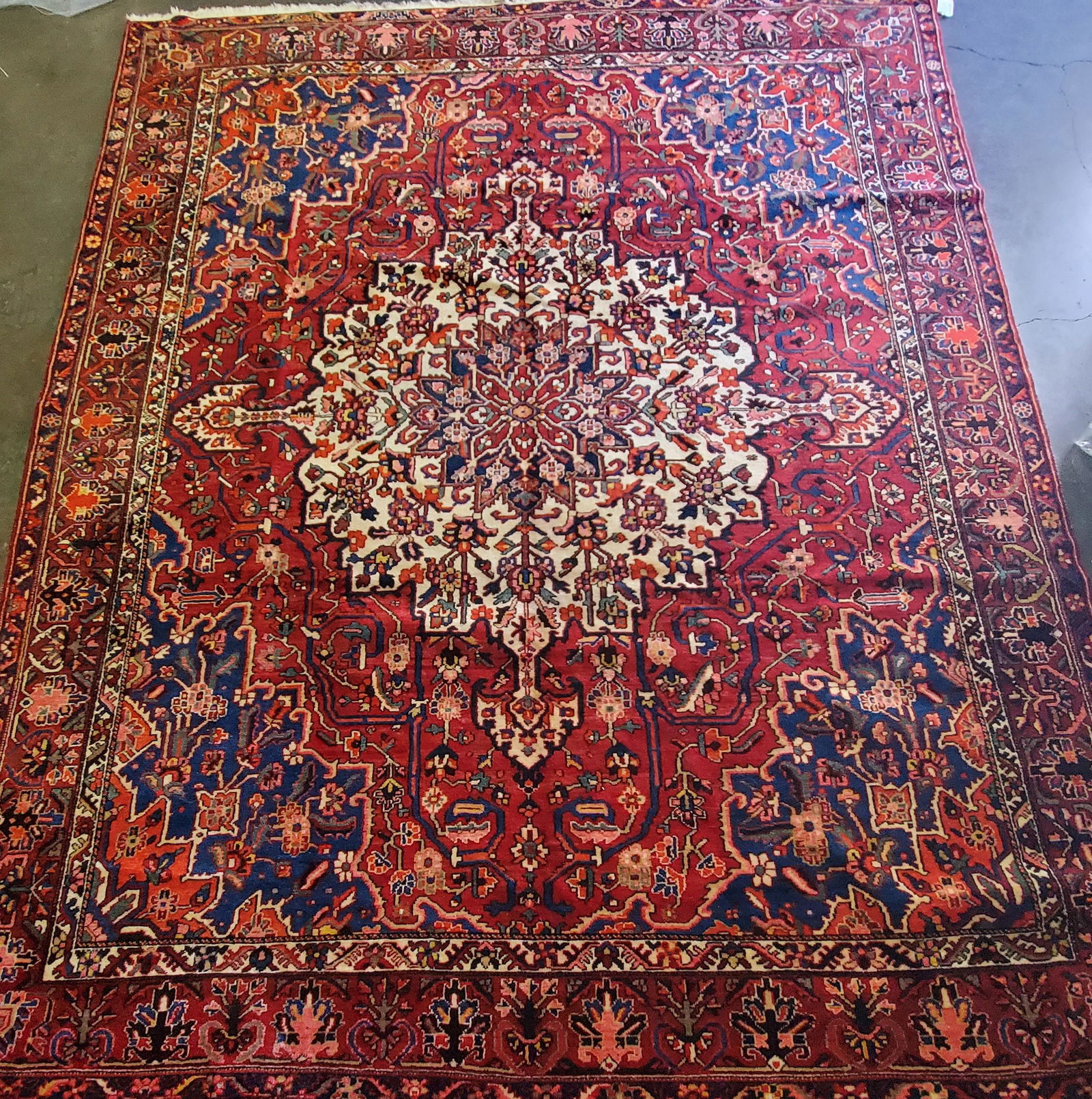 HAND KNOTTED PERSIAN BAKHTIARI RUG (1 of 4)