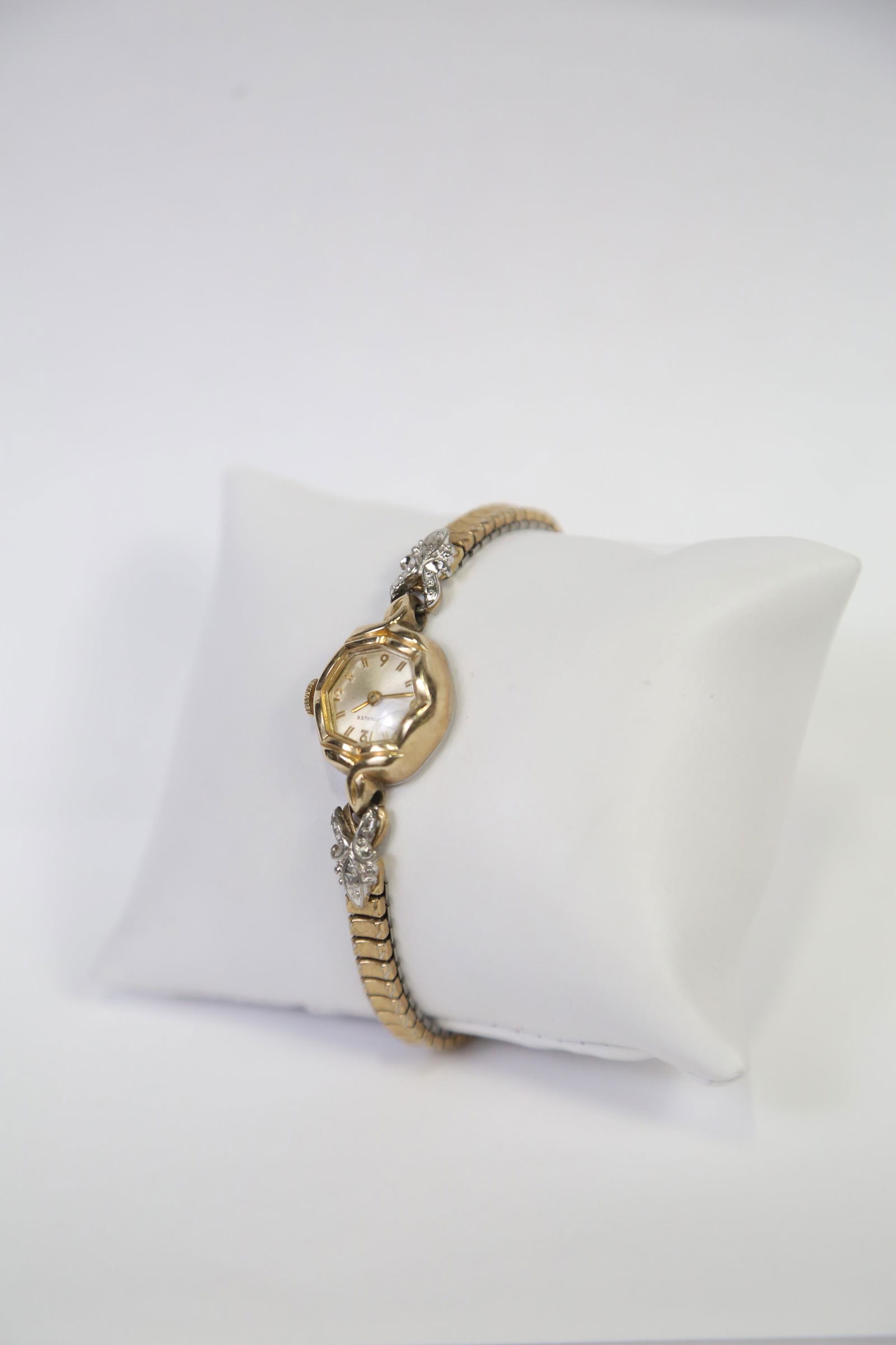 VINTAGE GOLD-FILLED LADIES WITTNAUER 17 JEWEL MANUAL: LADIES GOLD-FILLED WITTNAUER 17 JEWEL MANUAL WATCH. A VINTAGE 1950S WATCH THAT IS WORKING CONDITION.