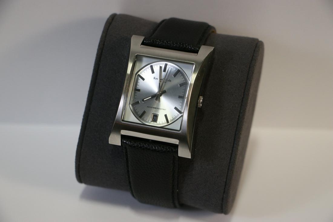 KENNETH COLE 43MM DATE QUARTZ DRESS Watch: NEW IN BOX - KENNETH COLE 43MM DATE QUARTZ DRESS Watch STAINLESS DIAL STAINLESS STEEL Watch ON BLACK LEATHER BAND - FULL KITCASE SIZE : 43MM. DIAL COLOR: BLACK. WatchER RESISTANT : 3 ATM/30 MTS.TYPE O