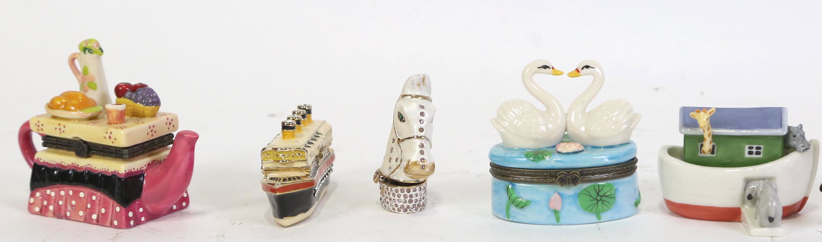 MIXED LOT OF SIX PORCELAIN ENAMELED SNUFF BOXES: MIXED LOT OF SIX PORCELAIN ENAMELED SNUFF BOXES.