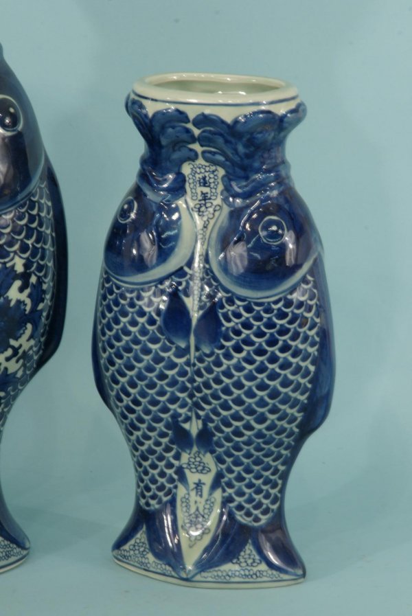 THREE ANTIQUE PORCELAIN FISH VASES IN BLUE & WHITE - 2
