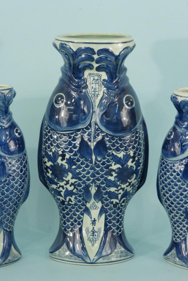 THREE ANTIQUE PORCELAIN FISH VASES IN BLUE & WHITE - 3