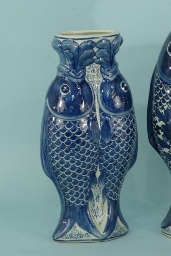 THREE ANTIQUE PORCELAIN FISH VASES IN BLUE & WHITE - 4