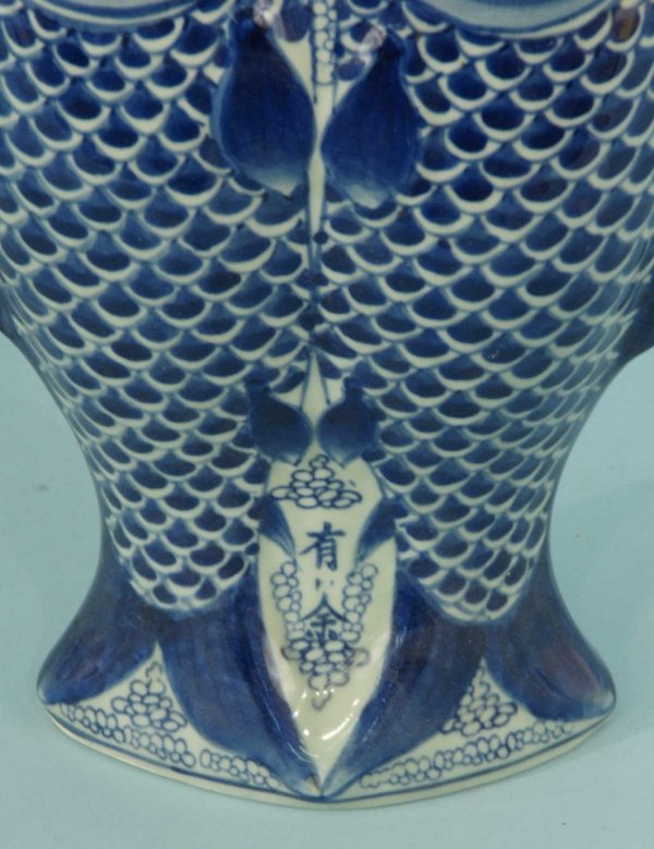 THREE ANTIQUE PORCELAIN FISH VASES IN BLUE & WHITE - 5