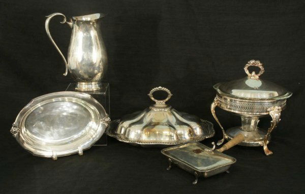 LOT OF SILVERPLATE ITEMS: LOT OF SILVERPLATE ITEMS. 1 SILENT BUTLER, 1 LARGE LIDDED SERVING BOWL, 1 LIDDED CHAFFING DISH WITH PYREX BOWL AND STERNO STAND, VEGETABLE BOWL, 1 PITCHER MARKED F.B. ROGERS SILVER COMPANY (9 X 8 X 6"