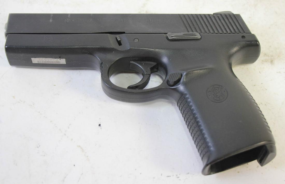 SMITH & WESSON SW40F .40S&W PISTOL (USED): SMITH & WESSON SW40F .40S&W PISTOL CALIBER: .40S&W; SERIAL NUMBER: PAK6533; USED FIREARM - INCLUDES ONE MAG(L1841)
