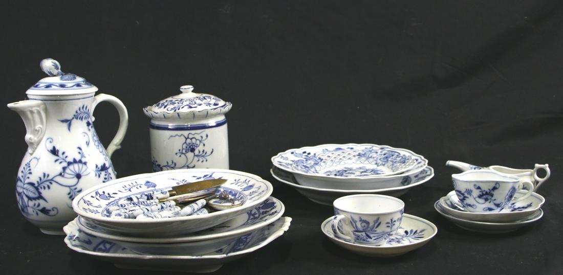 LOT OF 13 19th CENTURY MEISSEN BLUE ONION PIECES: MIXED LOT OF THIRTEEN 19th CENTURY MEISSEN BLUE ONION PIECES.