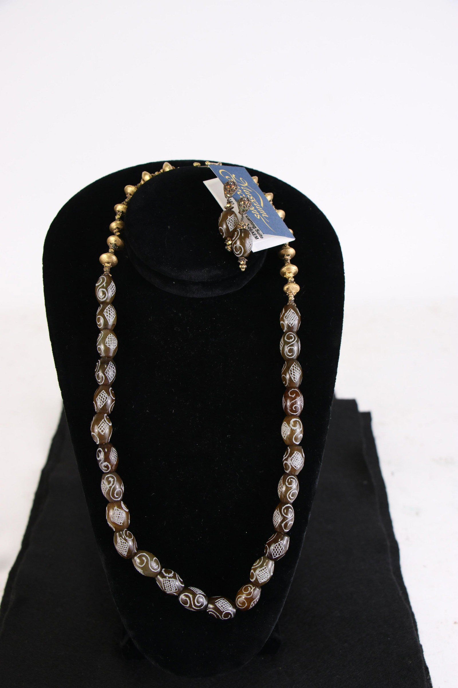 CARVED JADE W/22kt BEADING NECKLACE & EARRING SET: CARVED JADE W/22kt YELLOW GOLD BALINESE VERMEIL BEADING NECKLACE & EARRING SET