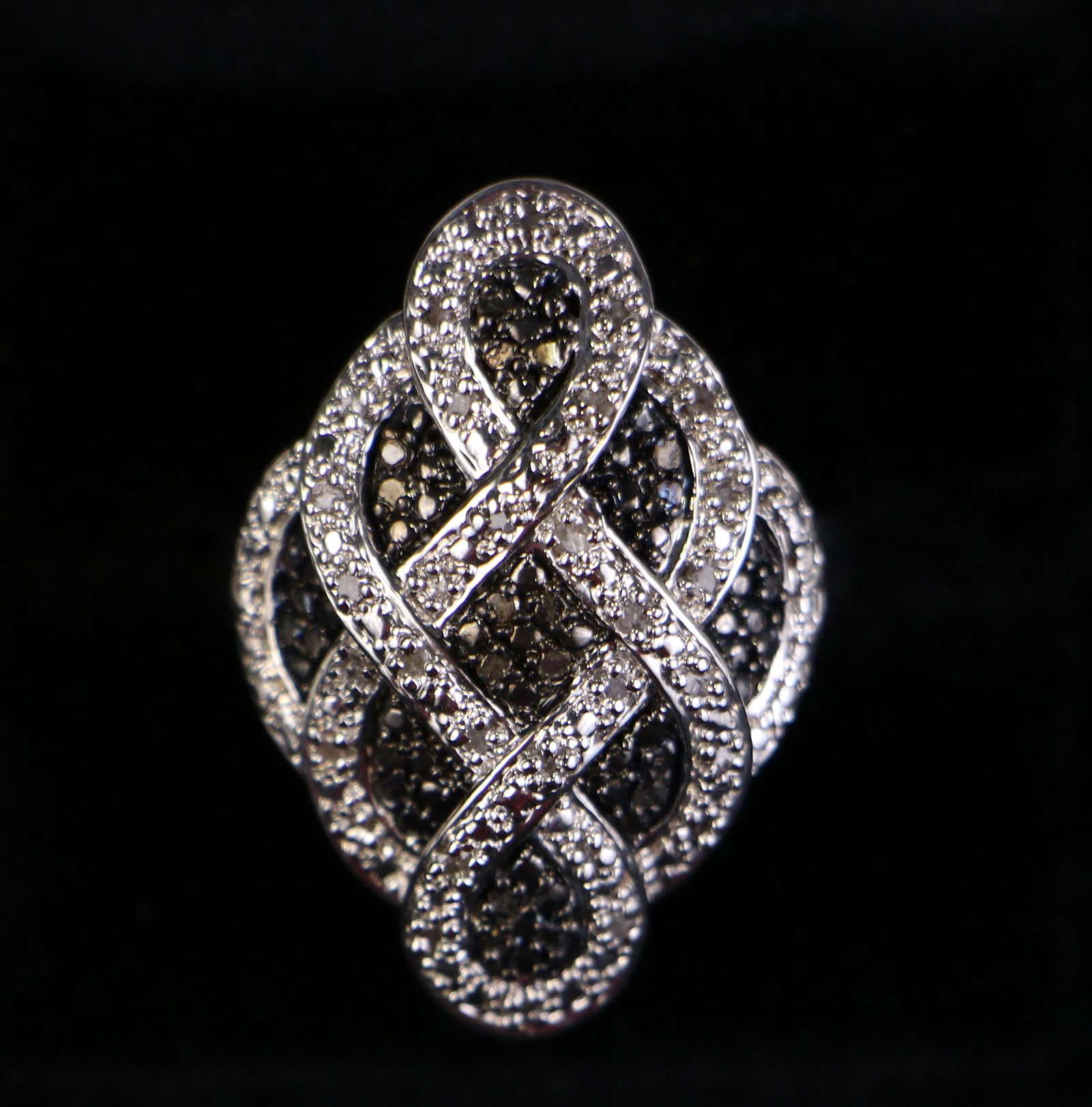 BLACK AND WHITE DIAMOND ESTATE DINNER RING: BLACK AND WHITE DIAMOND ESTATE DINNER RING (L95)