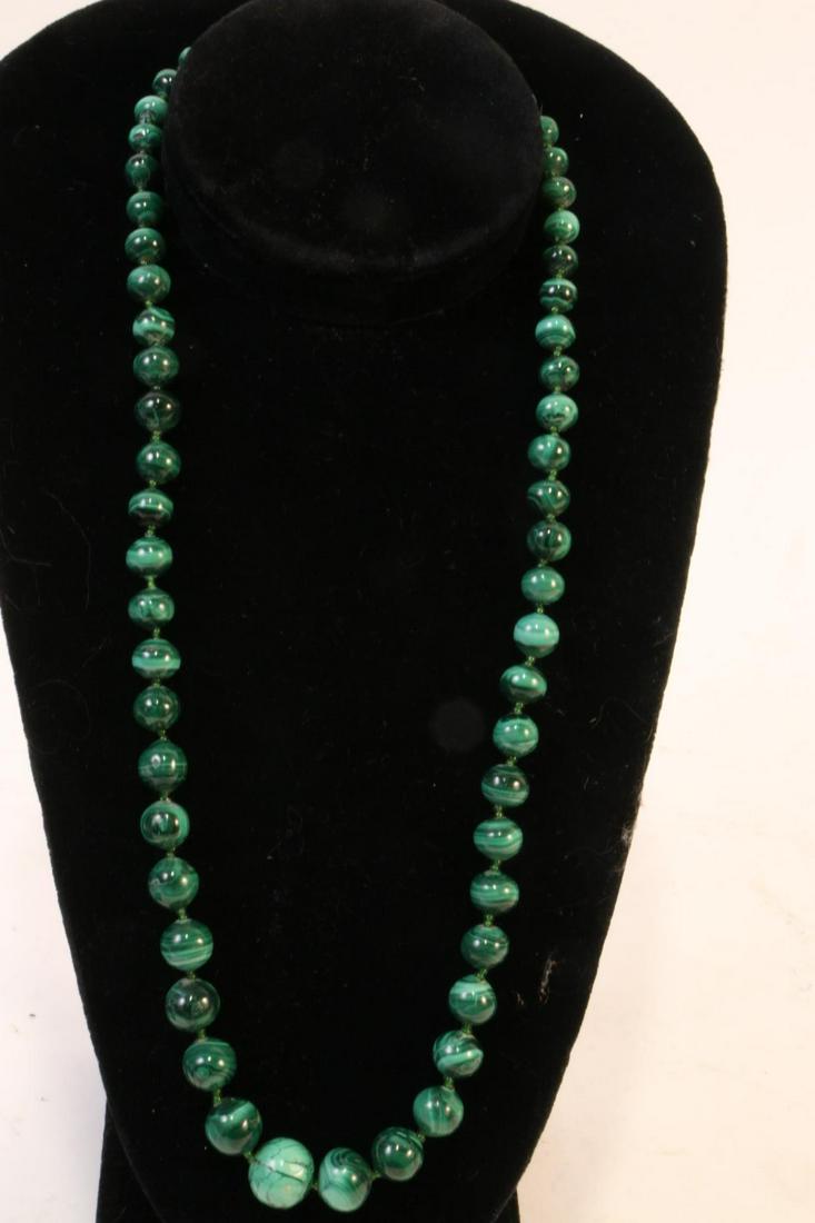 LADIES MALACHITE BEADED 12in NECKLACE: LADIES MALACHITE BEADED 12in NECKLACE