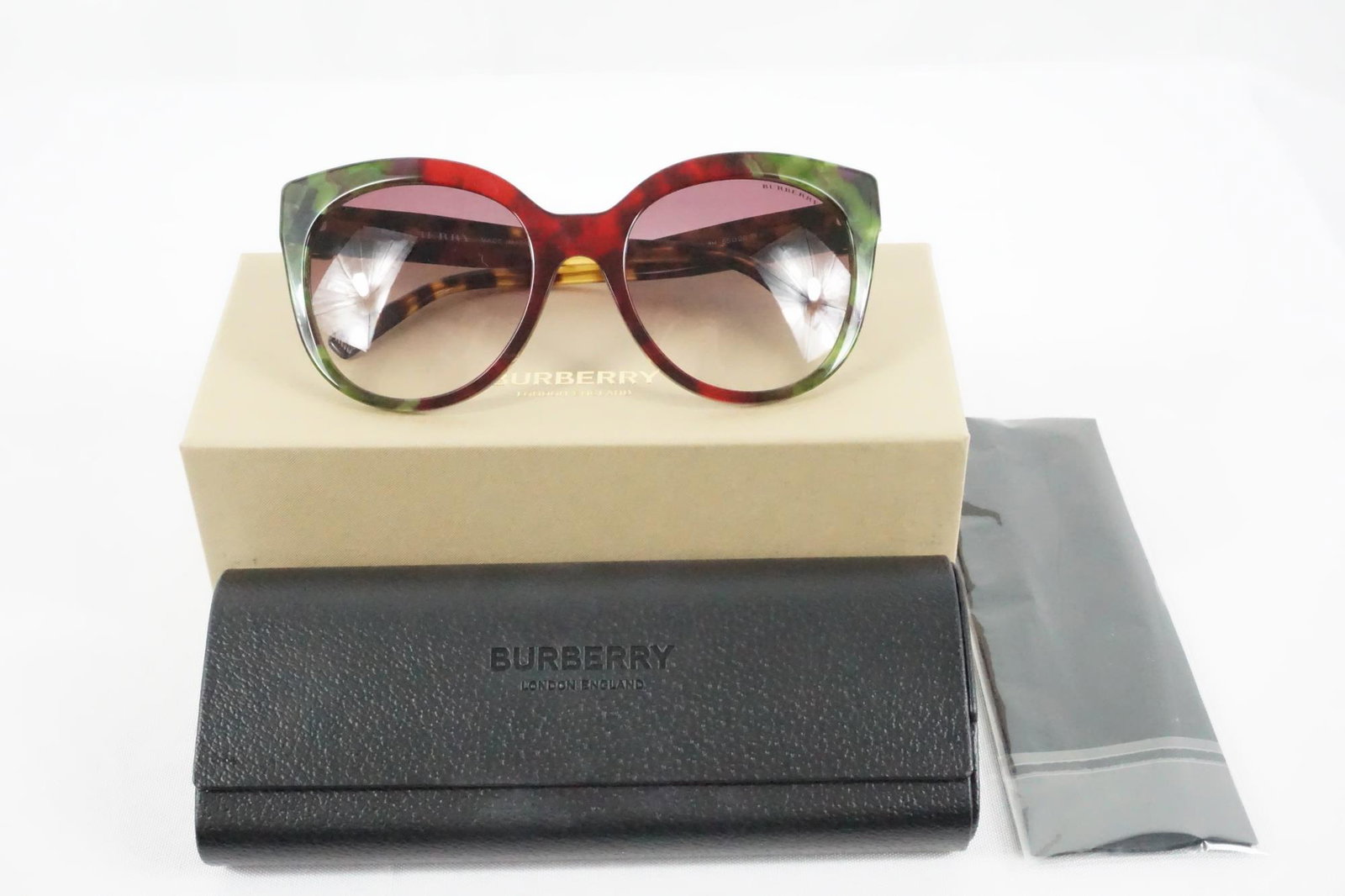 PAIR OF BURBERRY SUNGLASSES: NEW PAIR OF BURBERRY SUNGLASSES - BURBERRY 4243 SUNGLASSES MADE BY BURBERRY ARE WOMEN'S SUNGLASSES.