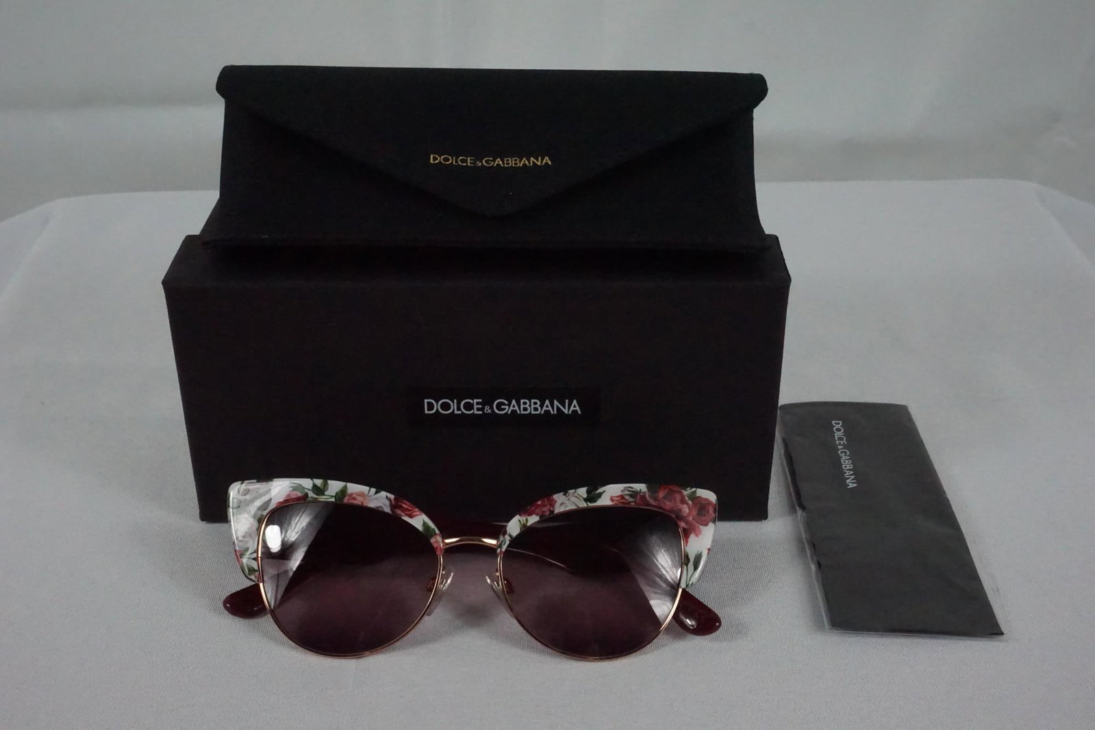 PAIR OF DOLCE & GABBANA SUNGLASSES: NEW PAIR OF DOLCE & GABBANA SUNGLASSES - DOLCE & GABBANA 4346 SUNGLASSES