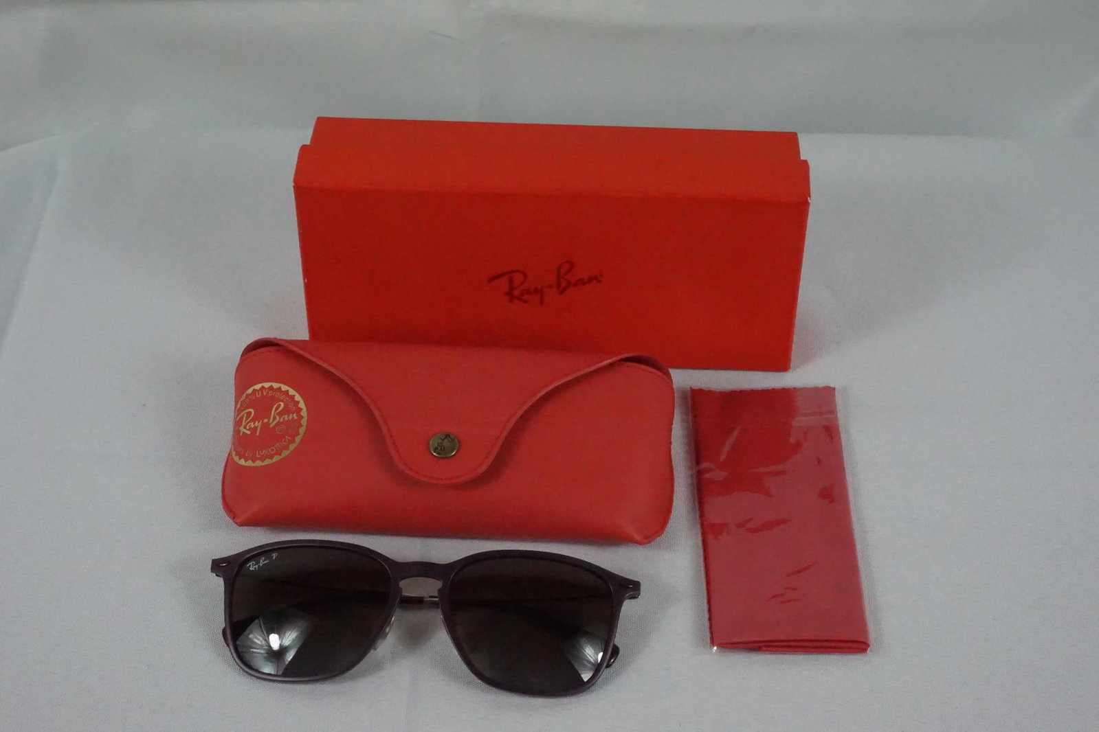 PAIR OF RAY BAN SUNGLASSES: NEW PAIR OF RAY BAN SUNGLASSES - RAY-BAN 0RB8353 PURPLE FRAME WITH LIGHT GREY GRADIENT BROWN LENSES