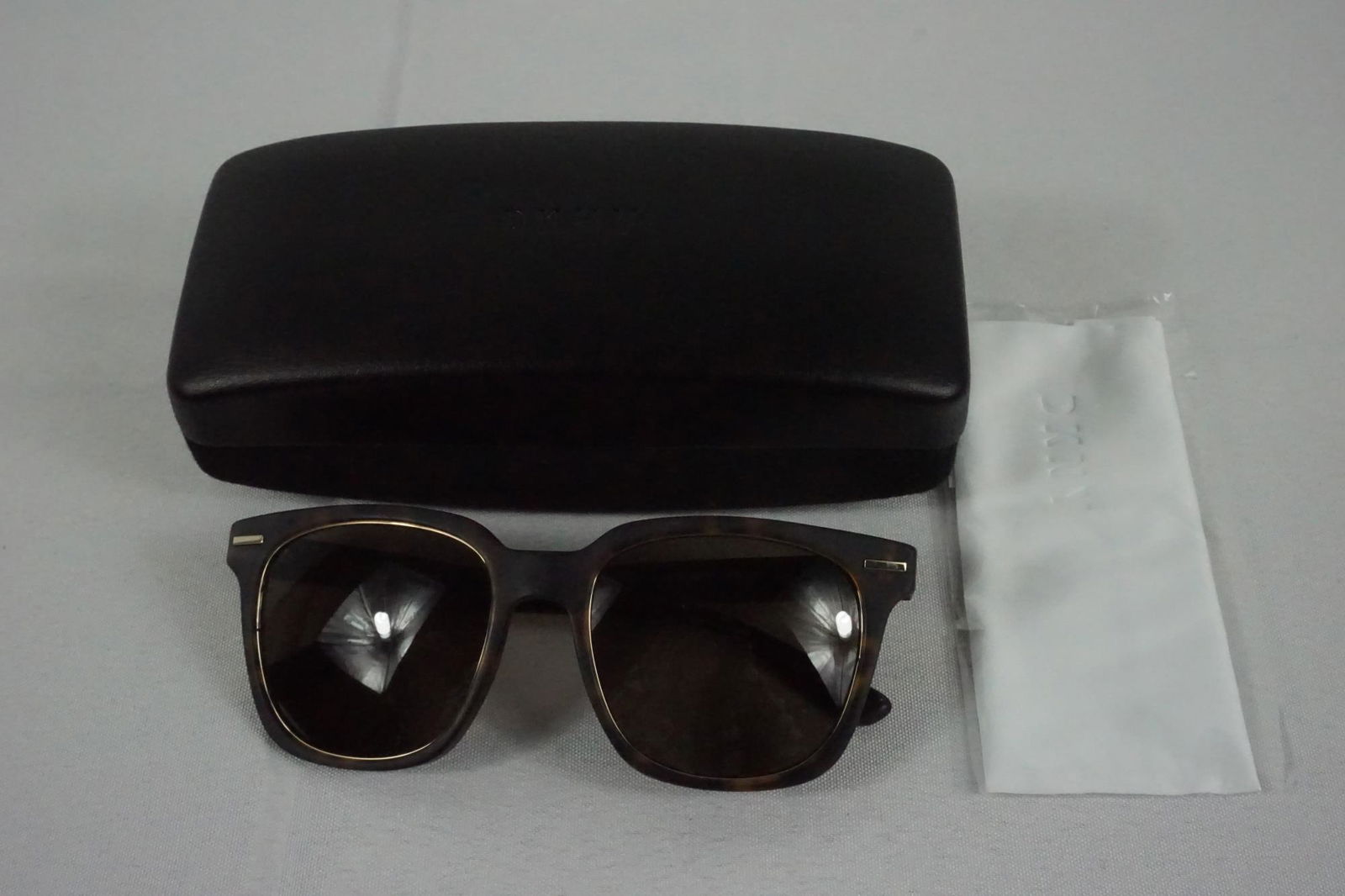PAIR OF DKNY SUNGLASSES: NEW PAIR OF DKNY SUNGLASSES - DONNA KARAN NEW YORK 4141 SUNGLASSES.