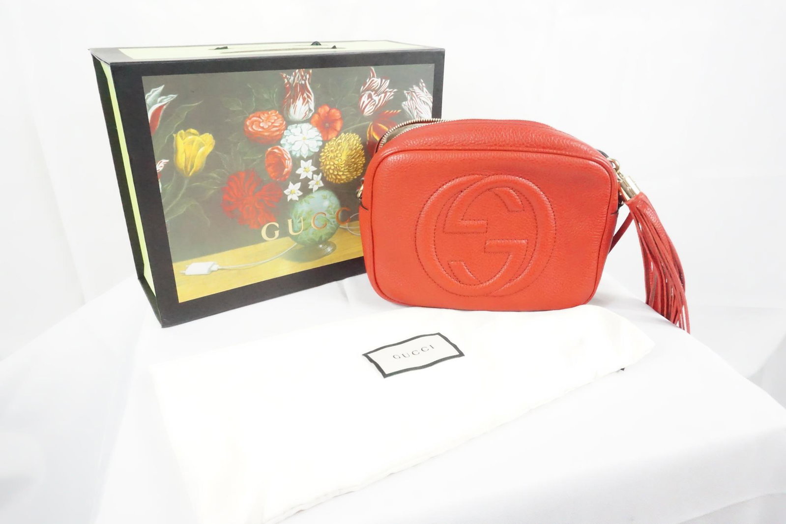 GUCCI SOHO SMALL LEATHER DISCO BAG: USED GUCCI SOHO SMALL LEATHER DISCO BAG - A COMPACT SHOULDER BAG WITH A LEATHER TASSEL ZIPPER PULL. SIZED TO FIT THE NECESSITIES. MADE IN OUR LIGHT, NATURAL GRAIN LEATHER.