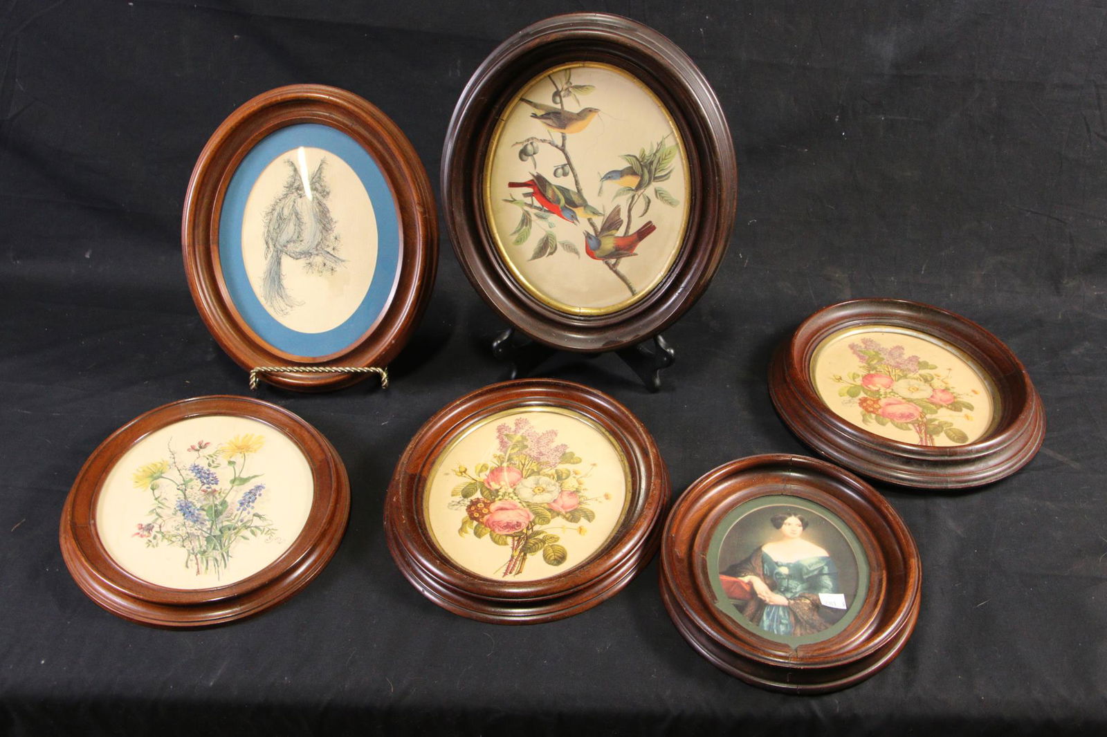 SET OF FIX OVAL PICTURE FRAMES (1 of 3)