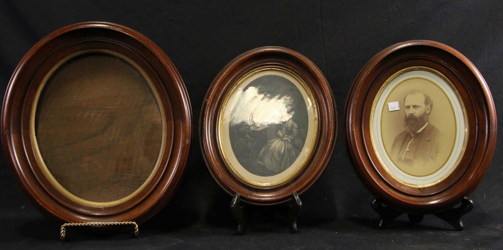 LOT OF THREE VINTAGE OVAL PICTURE FRAMES (1 of 4)