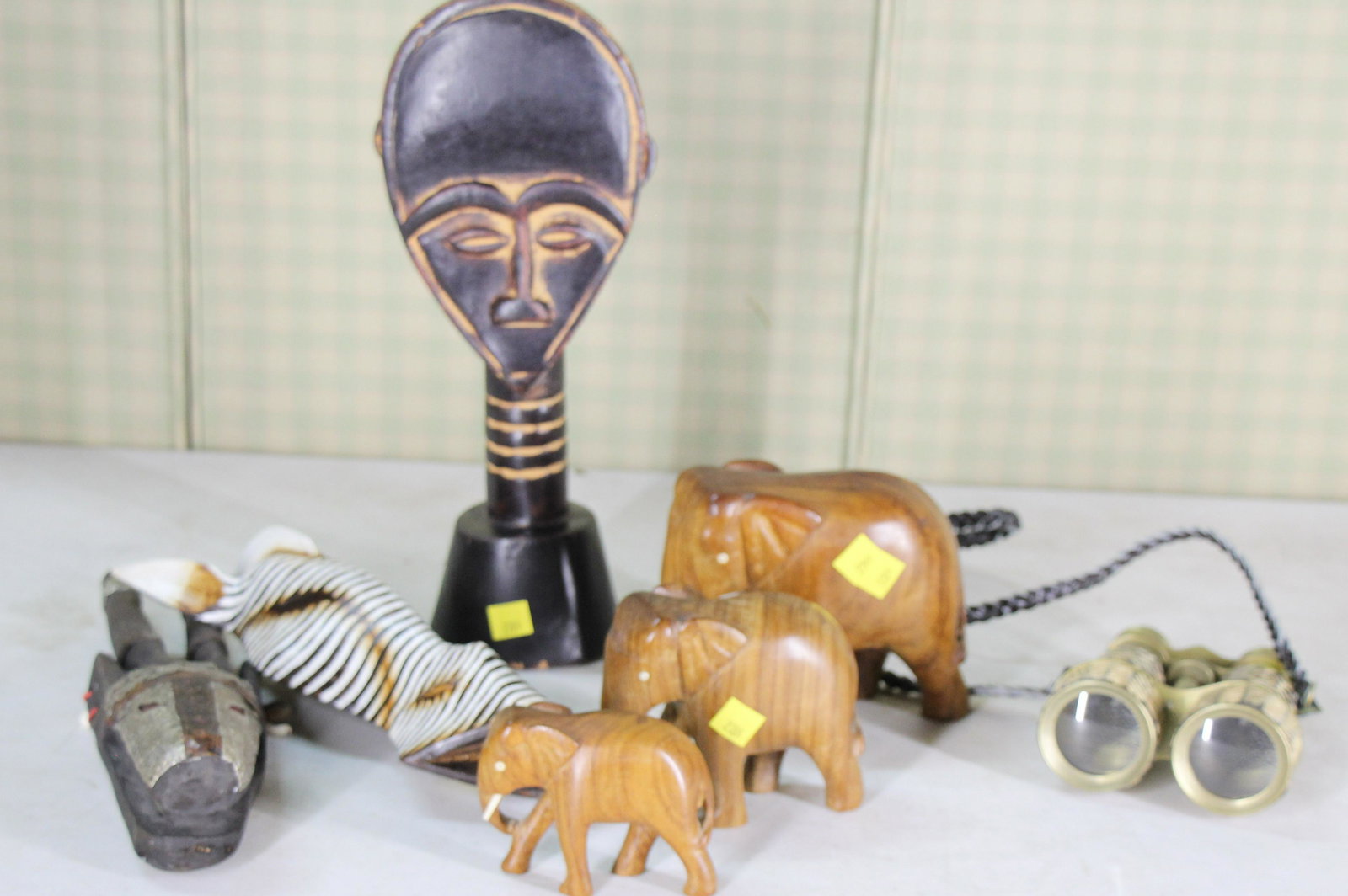 MIXED LOT OF SEVEN DECORATIVE AFRICAN PIECES (1 of 3)