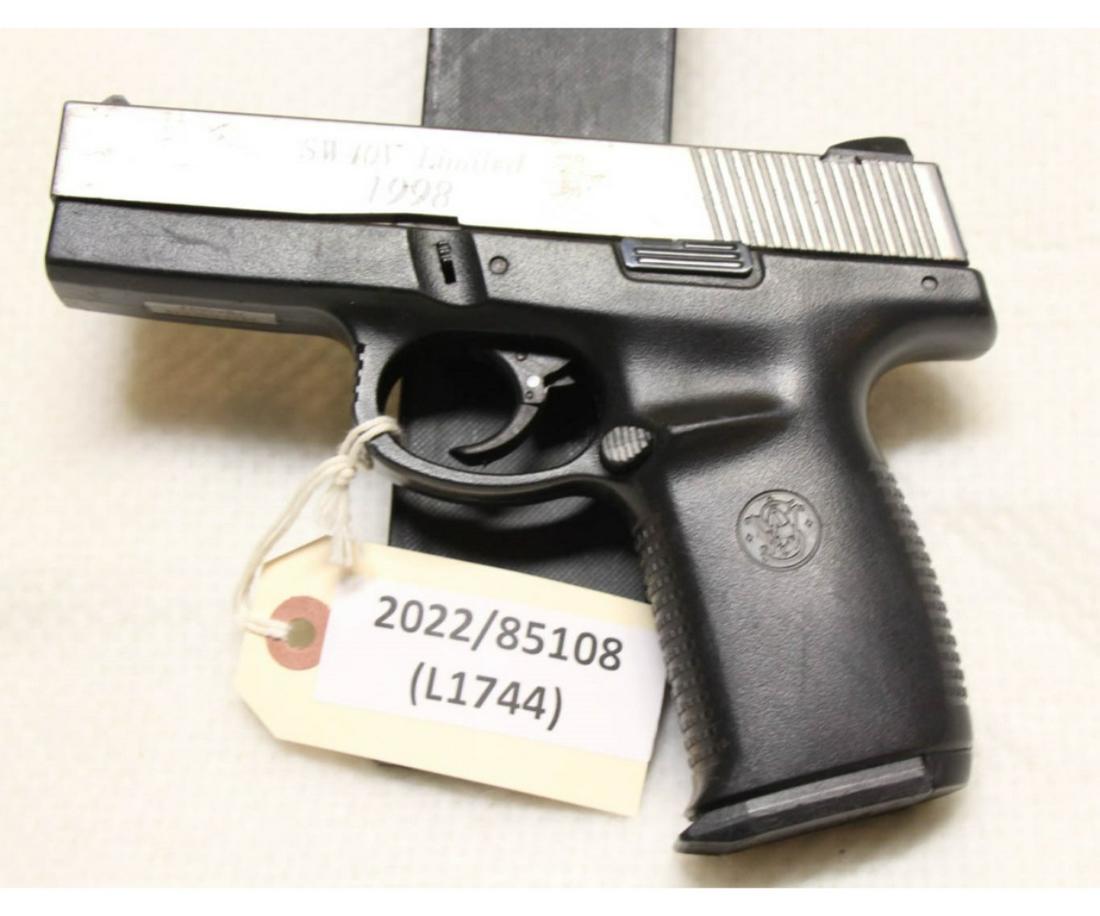 SMITH & WESSON 40V .40 PISTOL (USED): SMITH & WESSON 40V .40 PISTOL (USED) CALIBER: .40S&W; SERIAL NUMBER: PBA6682; USED FIREARM - INCLUDES ONE MAG(L1744)