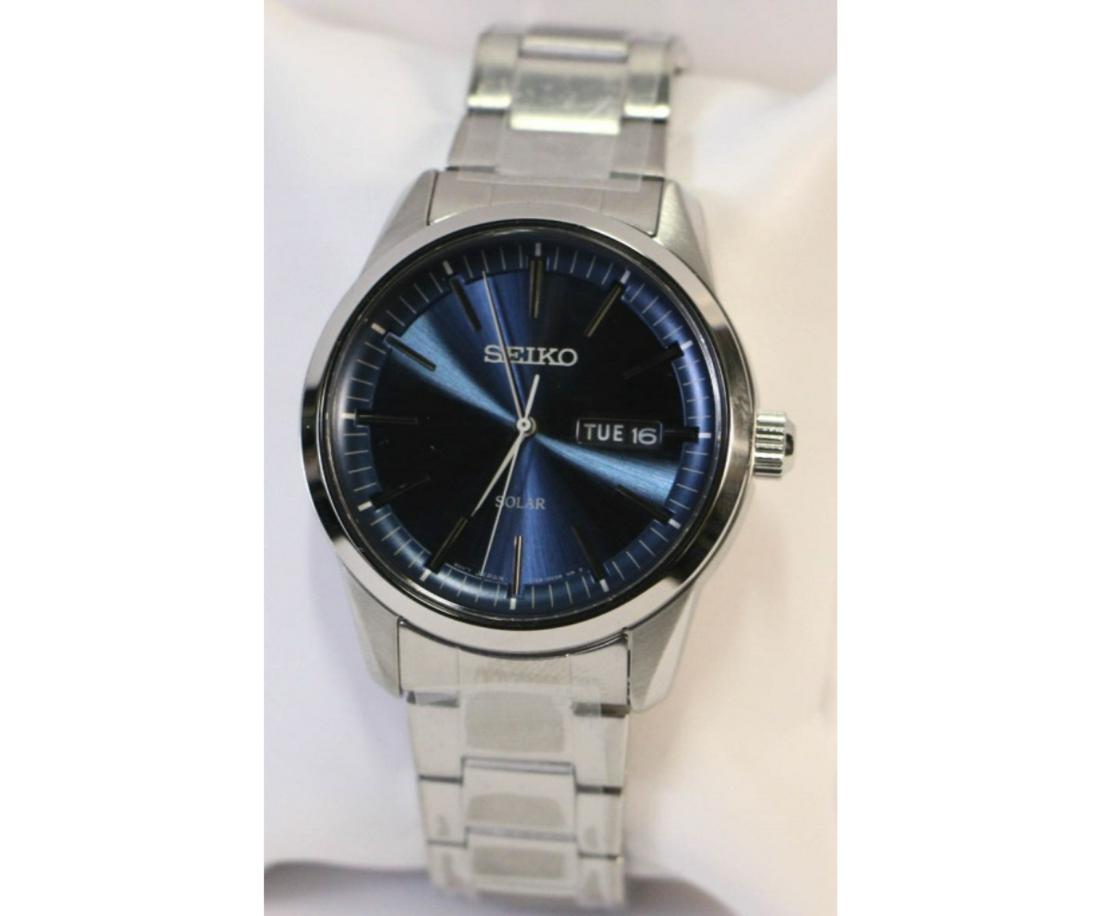SEIKO SOLAR ESSENTIAL 40MM V158 BLUE DAY/DATE WATC: NEW IN BOX - SEIKO SOLAR ESSENTIAL 40MM V158 BLUE DIAL STAINLESS STEEL WATCH - POWERED BY LIGHT ENERGY (NO BATTERY); 10 MONTH POWER RESERVE ONCE FULLY CHARGED; DAY/DATE CALENDAR; SAPPHIRE CRYSTAL - FU