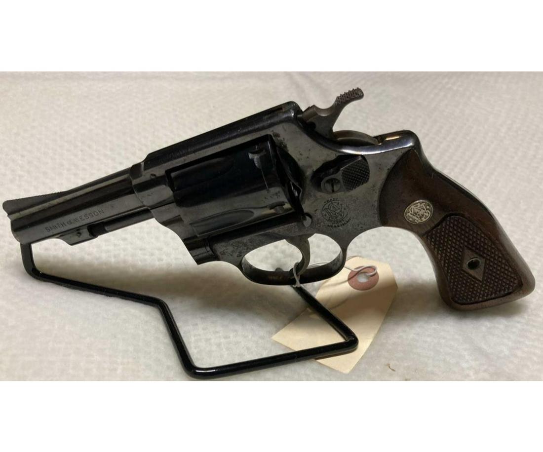 SMITH & WESSON MODEL 36 .38S&W SPECIAL REVOLVER: USED SMITH & WESSON MODEL 36 (NO DASH) REVOLVER CALIBER: .38S&W SPECIAL SERIAL NUMBER: 431289 USED FIREARM (L2052)