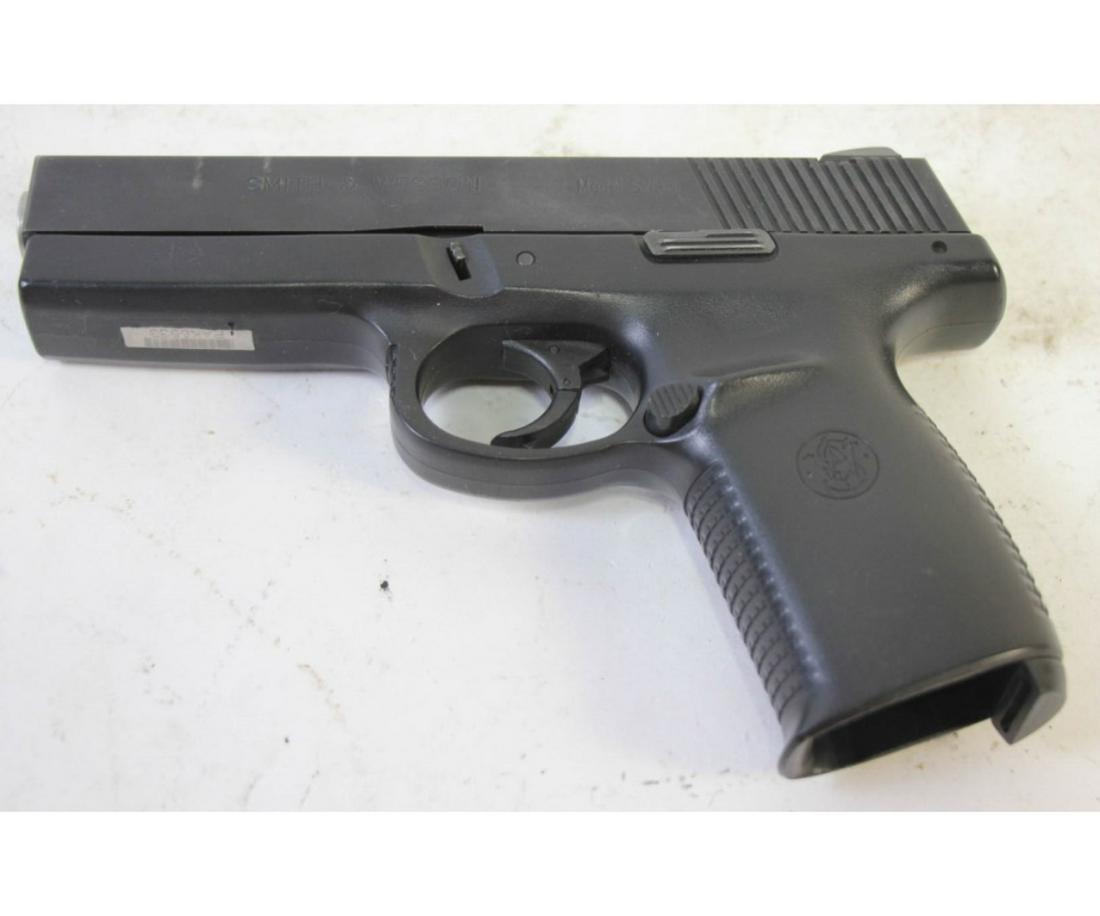 SMITH & WESSON SW40F .40S&W PISTOL (USED): SMITH & WESSON SW40F .40S&W PISTOL CALIBER: .40S&W; SERIAL NUMBER: PAK6533; USED FIREARM - INCLUDES ONE MAG(L1841)