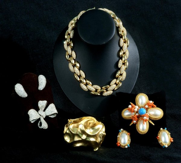 EIGHT PIECE LOT OF VINTAGE COSTUME JEWELRY: EIGHT PIECE LOT OF VINTAGE COSTUME JEWELRY. SILVER TONED RIBBON BOW BROOCH AND MATCHING EARRINGS BY CINER. GOLD TONED BROOCH AND MATCHING EARRING SIGNED CARNEGIE BY HATTIE CARNEGIE. GOLD TONED NUGGET 