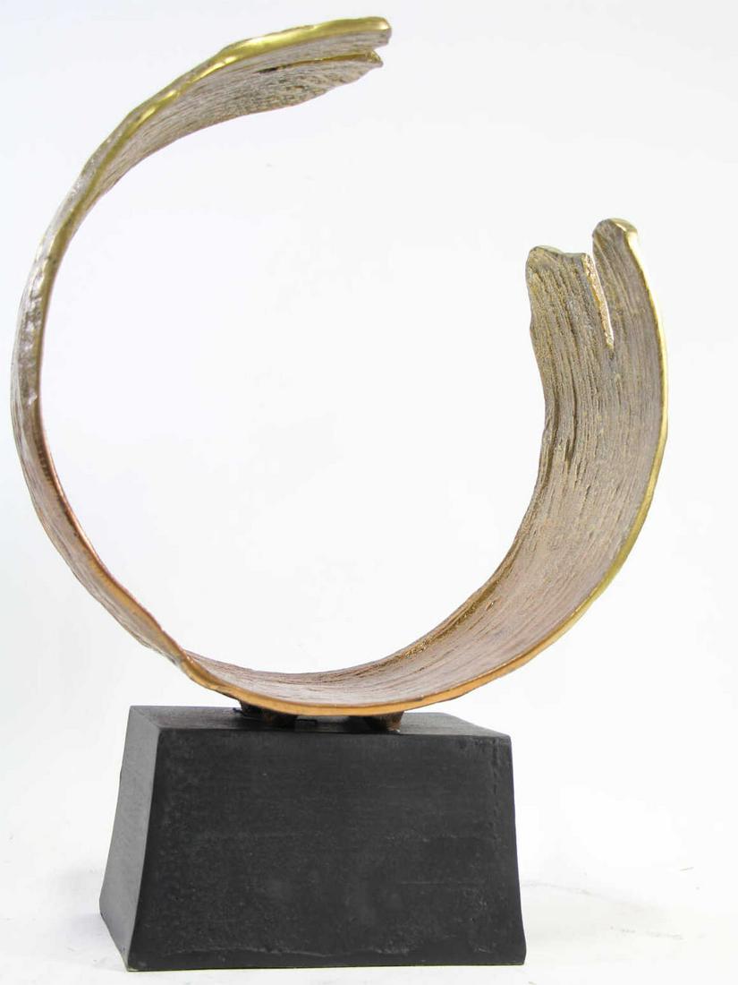 METAL ABSTRACT SCULPTURE ON BASE (1 of 4)