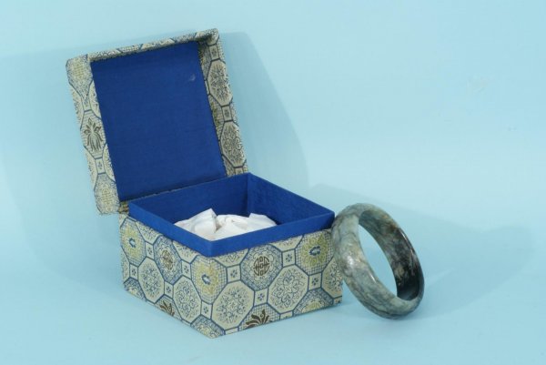 ANTIQUE JADE BRACELET IN PRESENTATION BOX