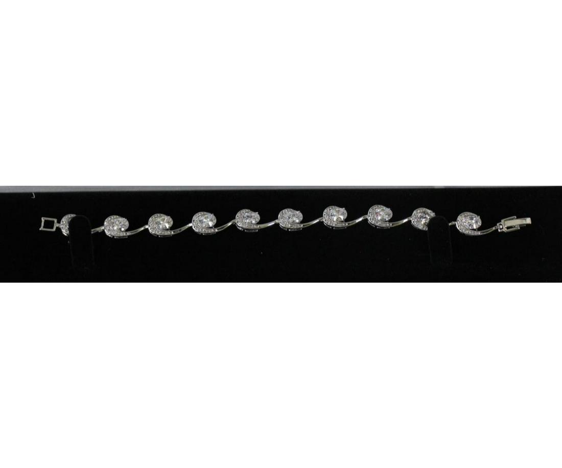 ELEGANT 9.38ct WHITE SAPPHIRE TENNIS BRACELET: ELEGANT 9.38ct WHITE SAPPHIRE TENNIS BRACELET - (L51