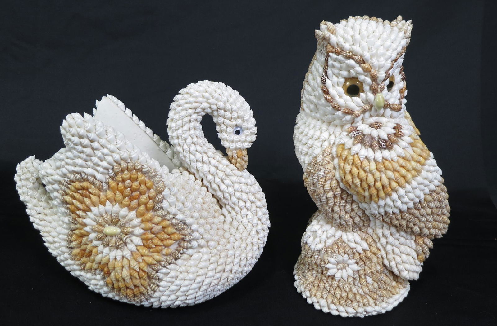 MIXED LOT OF TWO SHELL MOTIF DECORATIVE FIGURES (1 of 6)