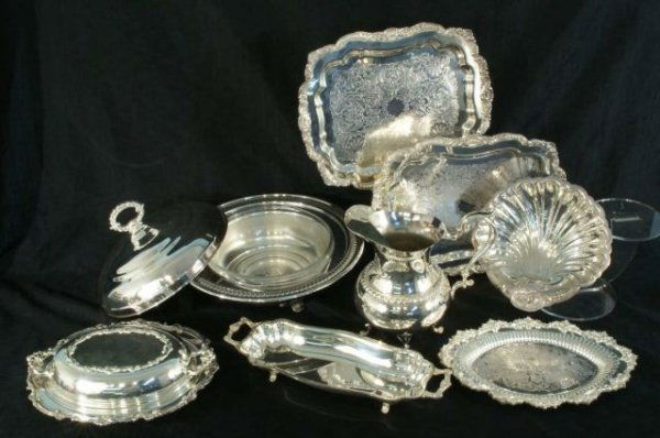 BOX LOT OF EIGHT SILVERPLATE PIECES: BOX LOT OF EIGHT SILVERPLATE PIECES. Large lidded casserole with pyrex insert (10 x 13), Water Pitcher (10 x 9 x 5), Shell dish, Oval Tray, Two Small Rectangular Platters, Bread Plate, Oval Covered Se