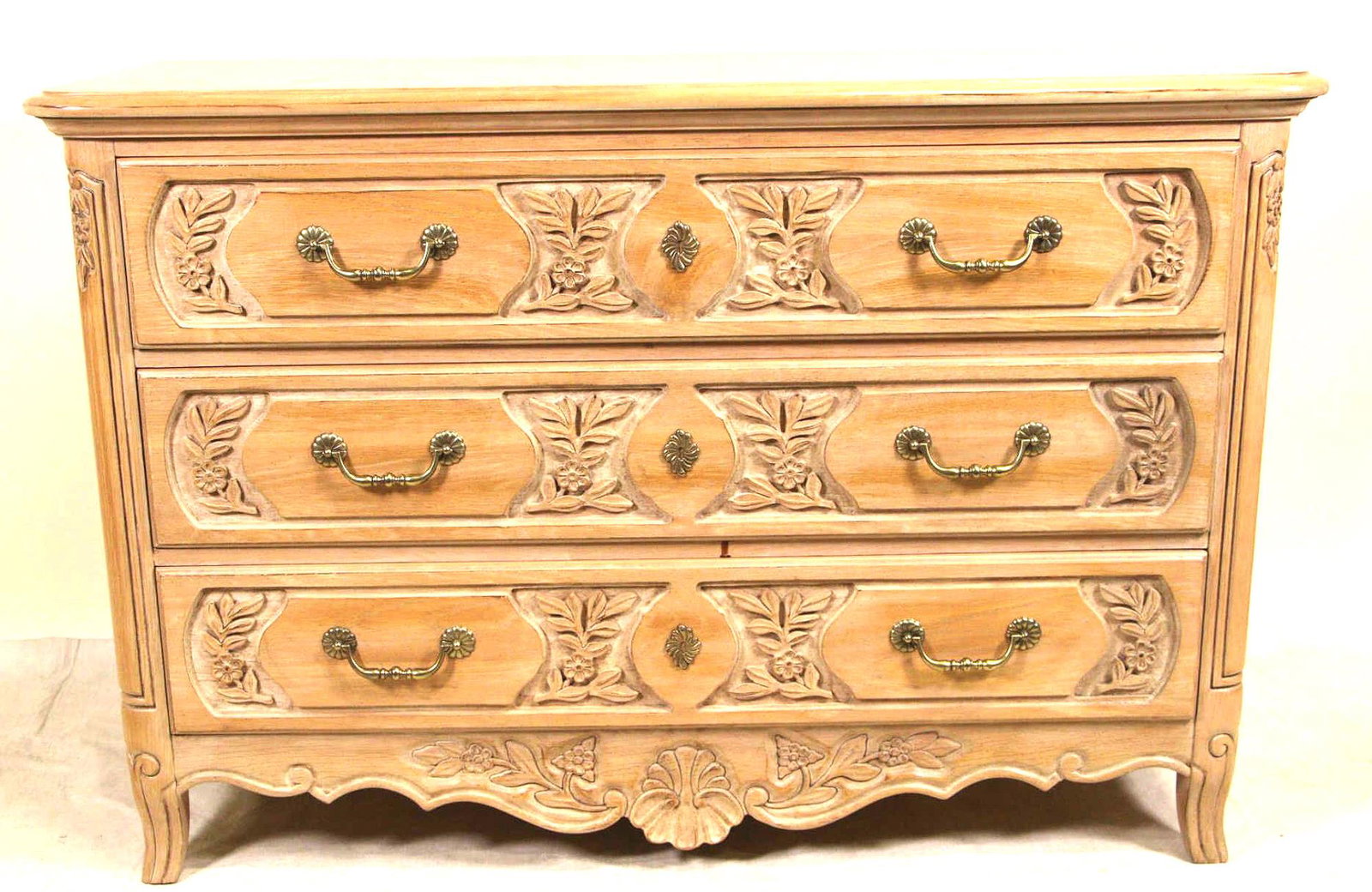 HICKORY MFG CO. COUNTRY FRENCH STYLE DRESSER (1 of 6)