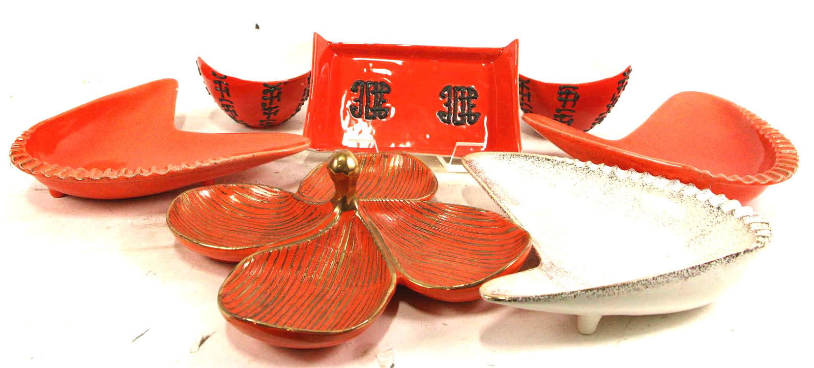 MIXED LOT OF SEVEN SERVING PIECES (1 of 8)