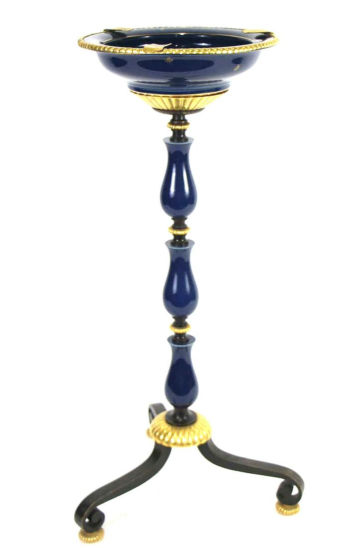 VINTAGE ASHTRAY ON STAND (1 of 12)