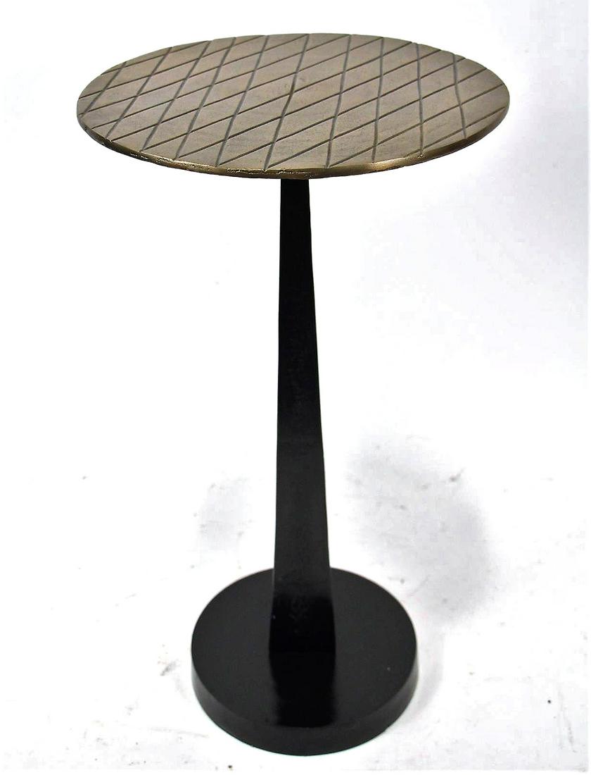 SMALL ROUND SIDE TABLE (1 of 2)