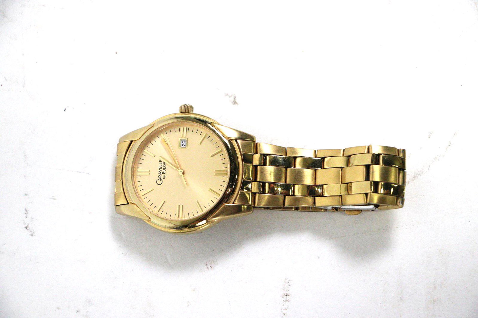 MENS GOLD TONE CARAVELLE BULOVA WATCH: VINTAGE MENS GOLD TONE CARAVELLE BULOVA WATCH - NEW BATTERY/WORKS GREAT