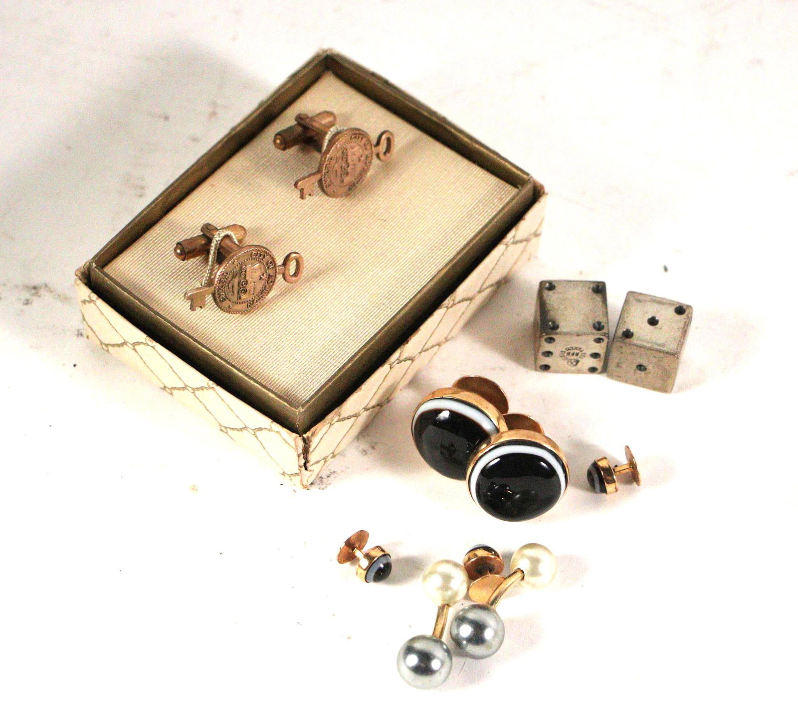 MIXED LOT OF CUFFLINKS AND DICE: MIXED LOT OF CUFFLINKS AND DICE - FROM ROY HOFHEINZ ESTATE